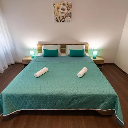 Antique Center פולה