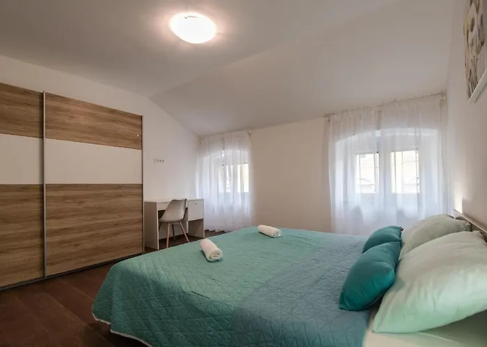 Antique Center * פולה