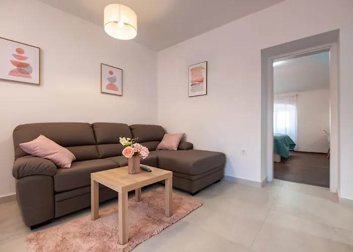 Antique Center * פולה