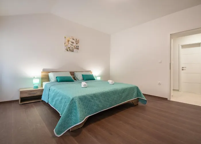 Antique Center 아파트 풀라